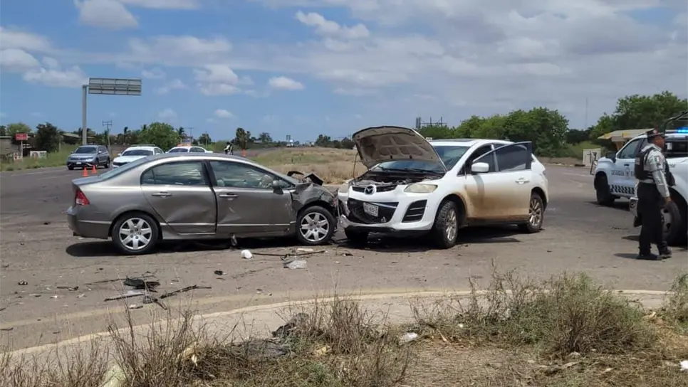 Cuatro personas resultan lesionadas en carambola sobre la México 15 en Guasave