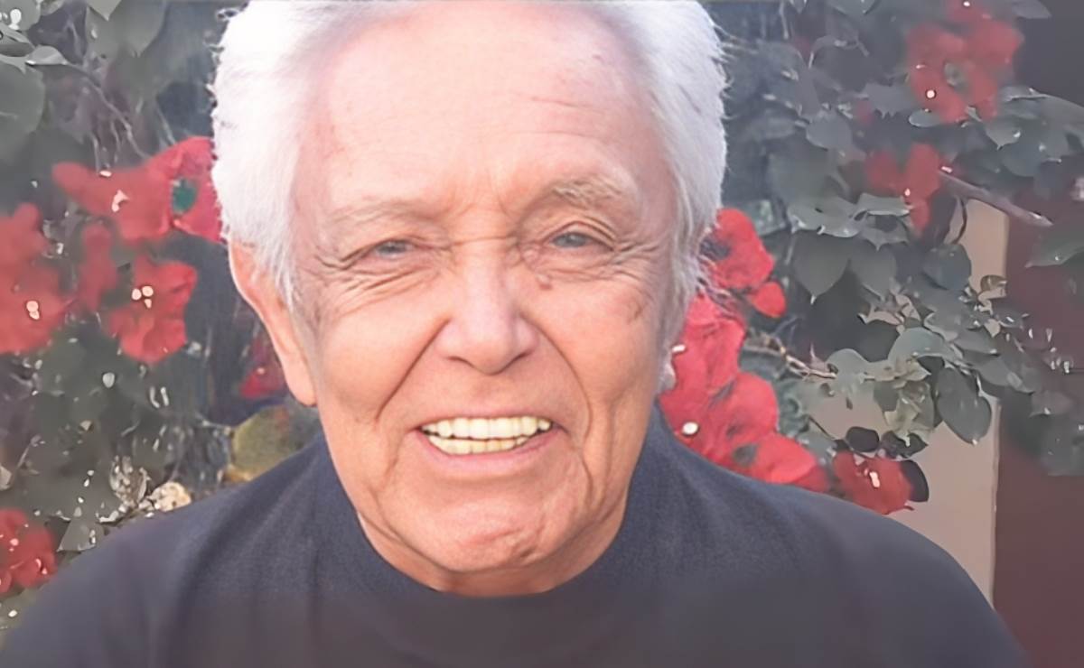 Así luce Alberto Vázquez cantando sus mejores éxitos, desde su casa | VIDEO