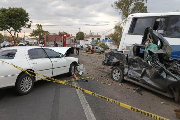 Camionazo deja un muerto y 17 heridos a la salida sur de Culiacán