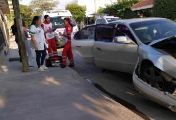 Choque entre vehículo y patrulla de policía en Los Mochis deja dos mujeres lesionadas