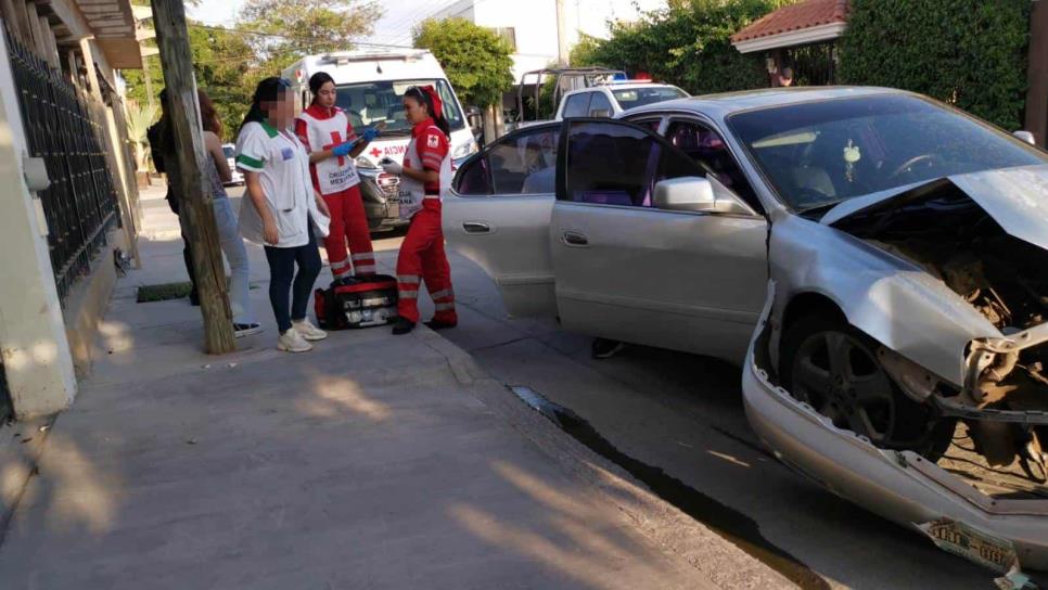 Choque entre vehículo y patrulla de policía en Los Mochis deja dos mujeres lesionadas