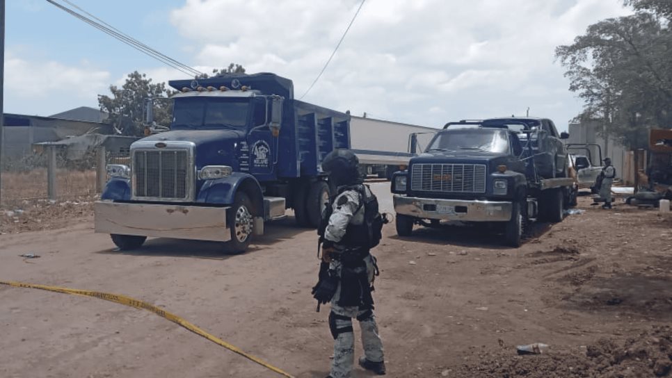 Personal de la FGR asegura armas y vehículos en la yarda donde se registró enfrentamiento en Eldorado