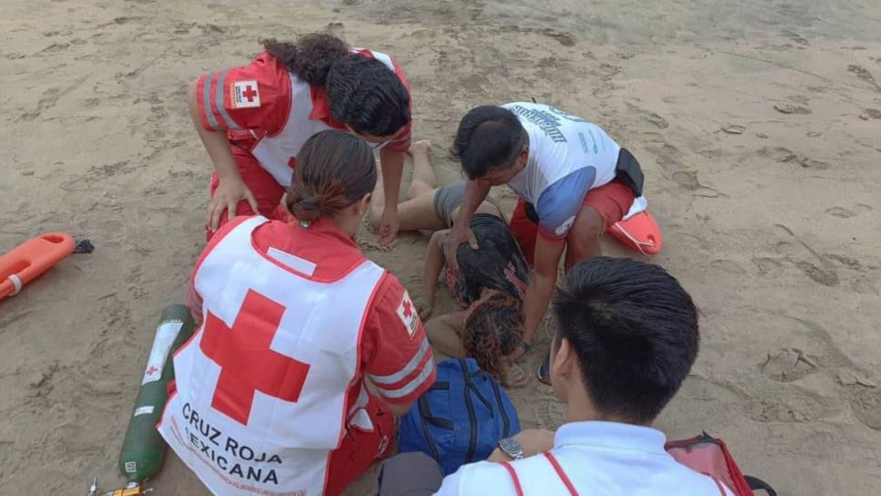 Elementos del Escuadrón Acuático salvan de morir ahogada a turista en playas de Mazatlán