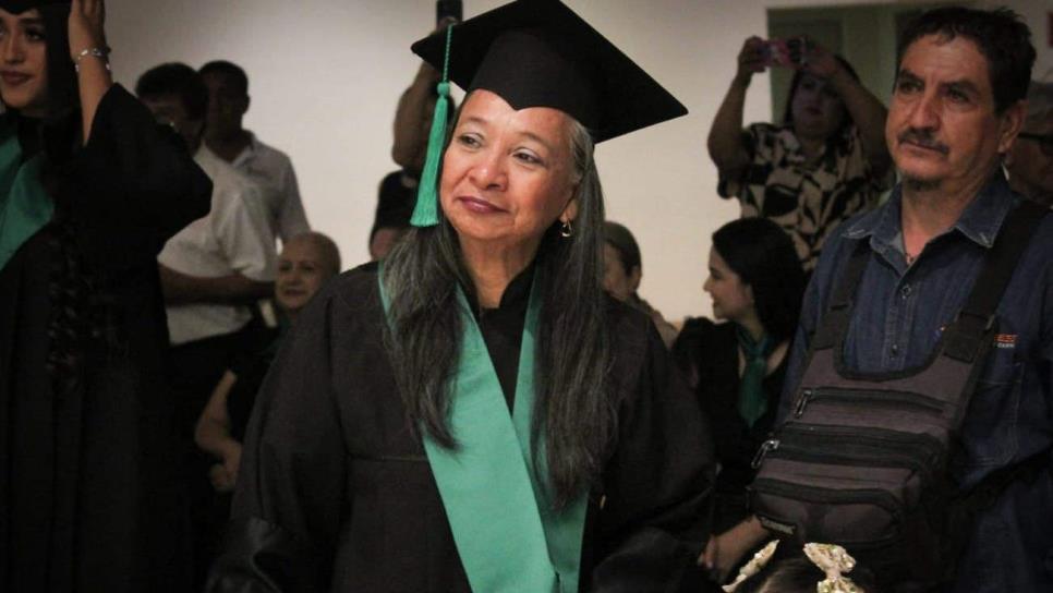 Abuelita de 56 años se gradúa de la prepa en el Cobaes 27 de Culiacán