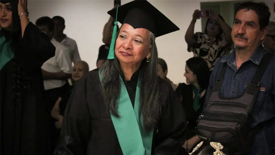 La mujer de 56 años en su graduación.