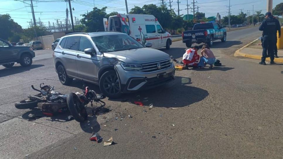 Motociclista sufre severas fracturas tras ser embestido por vagoneta en Guasave 