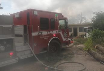 Incendio deja daños materiales en una vivienda por la colonia Juntas de Humaya, en Culiacán