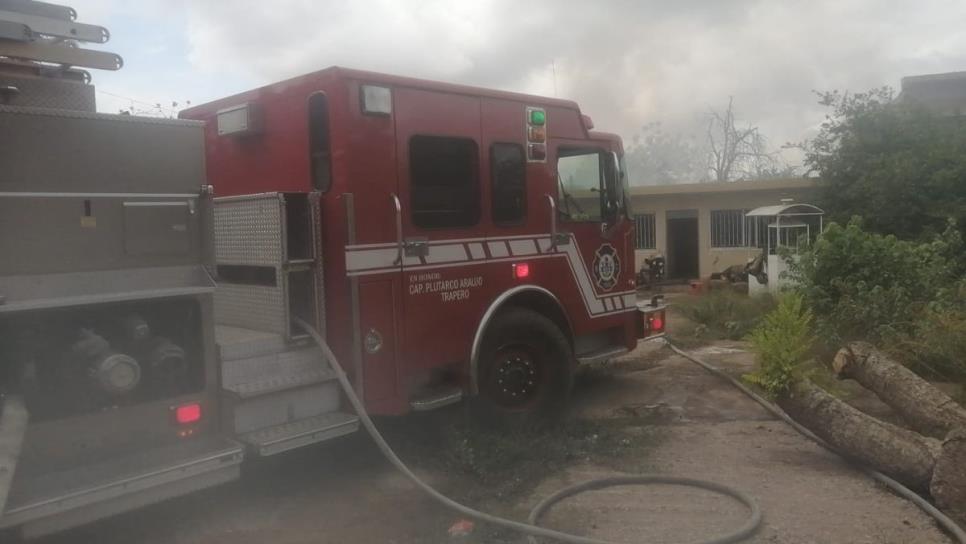 Incendio deja daños materiales en una vivienda por la colonia Juntas de Humaya, en Culiacán