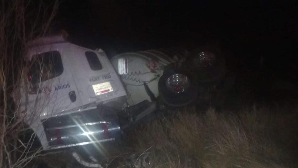 Vuelca tráiler cargado con 66 mil litros de diésel sobre la México 15 en Guasave