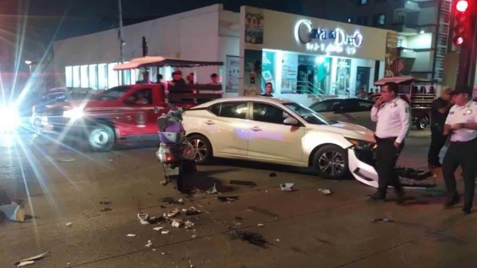 Por cruzarse en rojo, automóvil embiste a mujer en motoneta por el malecón de Mazatlán 