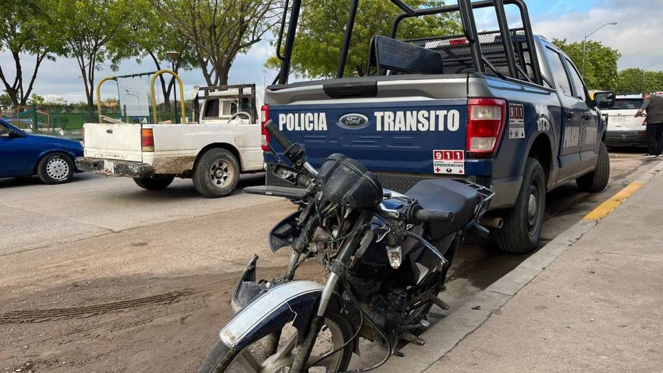 Lesionada e inconsciente, trasladan a mujer tras chocar contra camioneta en Mazatlán