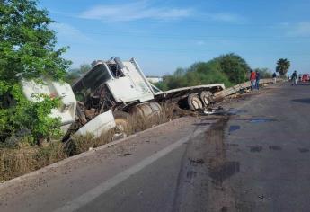 Tráiler cargado de madera vuelca sobre la México 15 en Ahome tras aparatosa carambola 