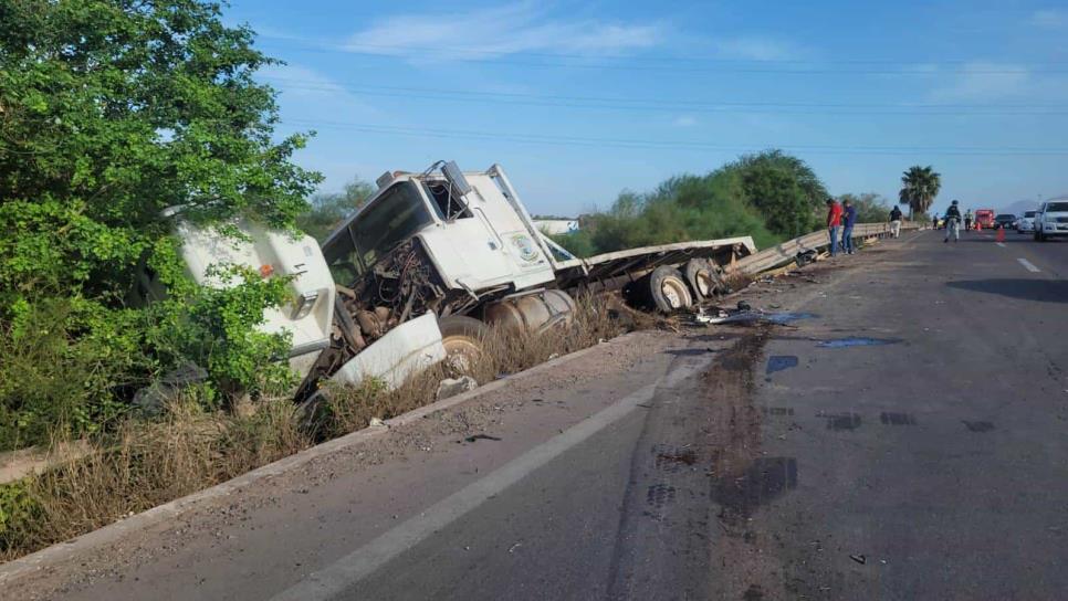 Tráiler cargado de madera vuelca sobre la México 15 en Ahome tras aparatosa carambola 