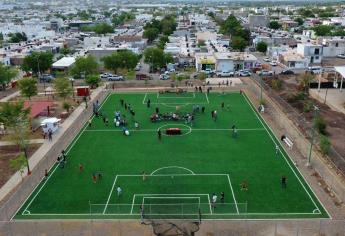 Juan de Dios Gámez entrega cancha deportiva en el fraccionamiento Alturas del Sur