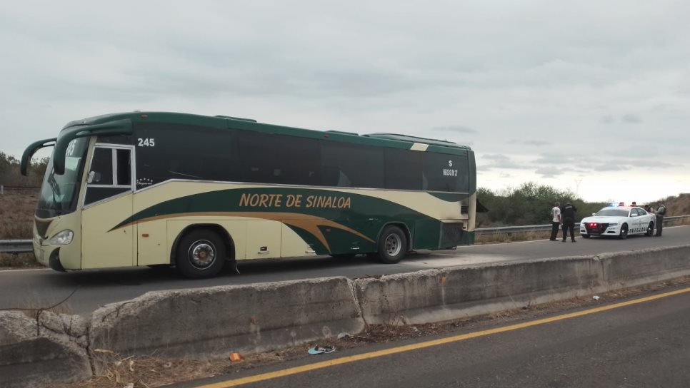 Autobús Norte de Sinaloa se incendia sobre la carretera México 15 en Guasave 