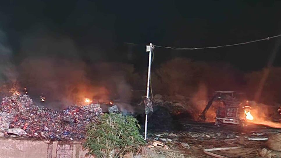 Incendio en bodega de material reciclable provoca movilización de bomberos al norte de Culiacán