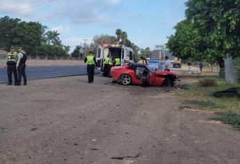 Joven se accidenta en su auto deportivo sobre la México 15, en Ahome