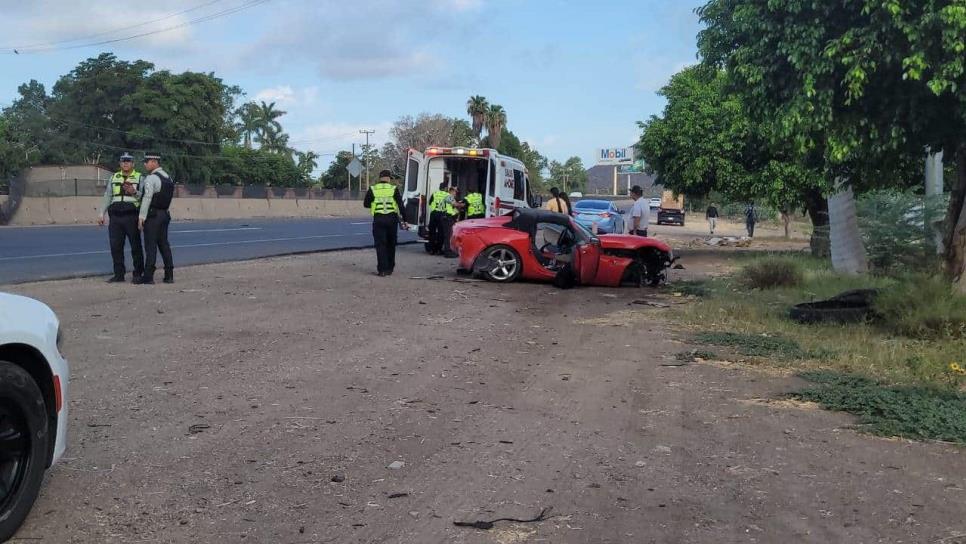 Joven se accidenta en su auto deportivo sobre la México 15, en Ahome