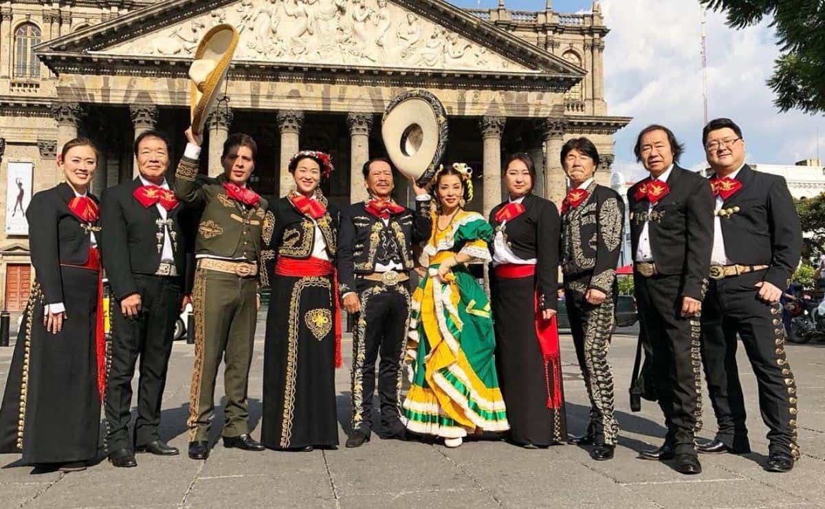 Este es el Mariachi Samurai que la están rompiendo en Japón tocando música mexicana