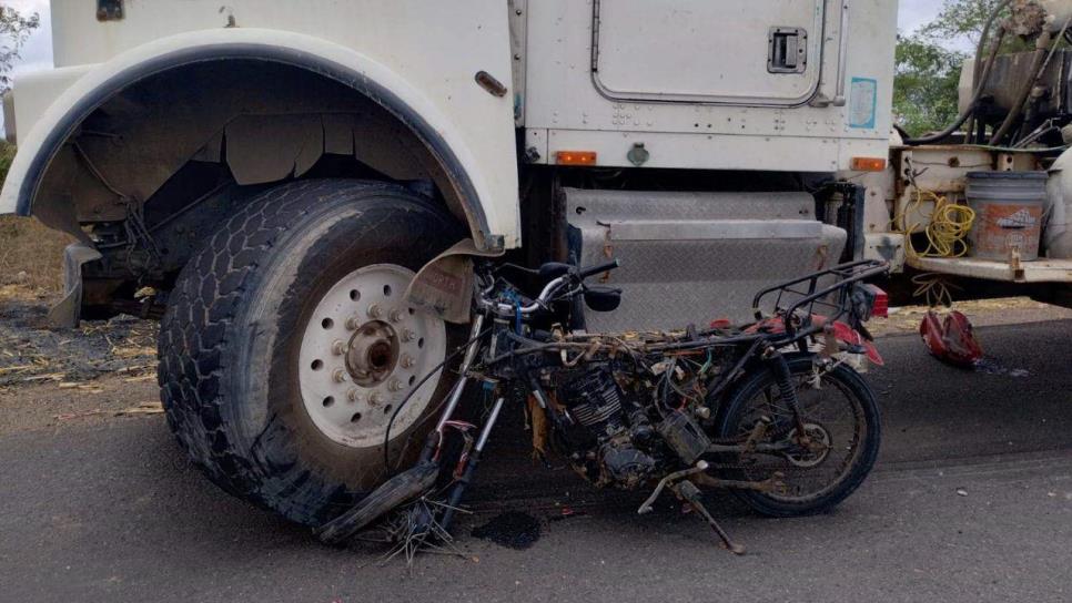 Mujer choca en su motocicleta contra un camión revolvedor de cemento en Costa Rica