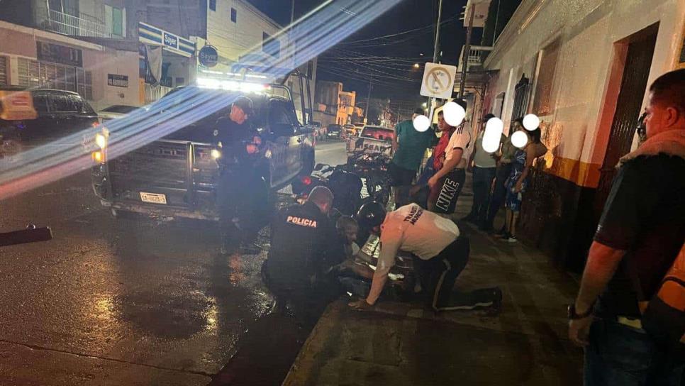 Motociclista atropella a indigente canadiense en el centro de Escuinapa 