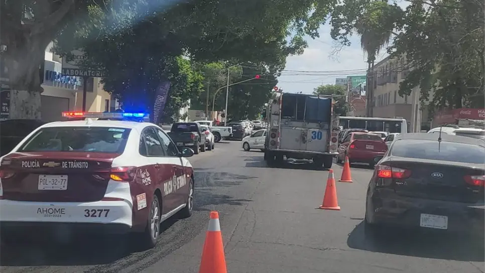 Derrame de aceite causa derrapes y choque en Los Mochis