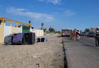 Mueren dos integrantes de una familia al volcar sobre la México 15, en Ahome