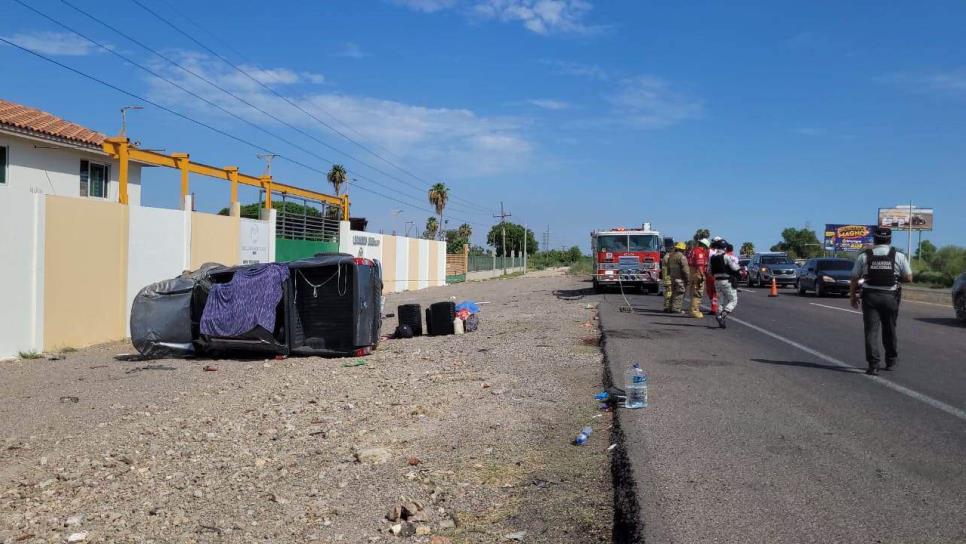 Mueren dos integrantes de una familia al volcar sobre la México 15, en Ahome