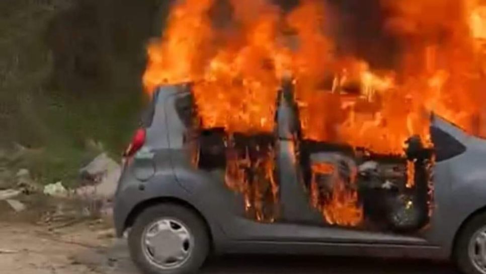 Vehículo compacto termina calcinado tras incendiarse en Mazatlán