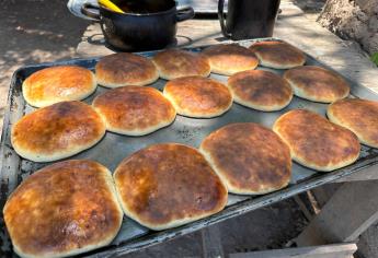 Don Benjamín y su familia venden pan artesanal en los álamos de Los Mochis