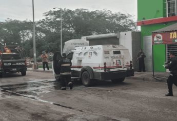 Se incendia carro de valores en Mazatlán, se salva de la rapiña