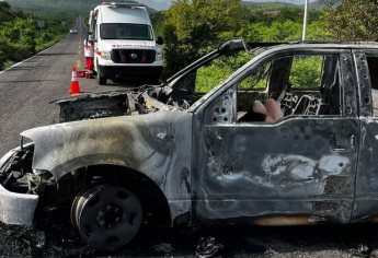 Camioneta termina completamente calcinada sobre la Mazatlán-Culiacán 