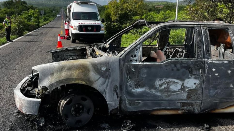 Camioneta termina completamente calcinada sobre la Mazatlán-Culiacán 