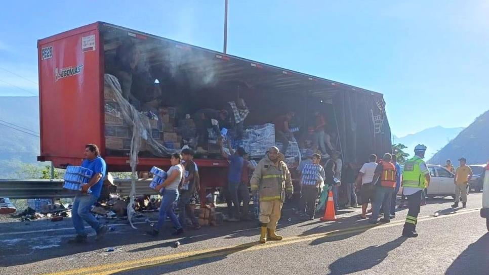 Tráiler de cerveza es rapiñado tras accidentarse en la Mazatlán-Durango