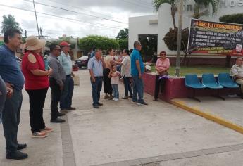 Maestros de la CNTE se manifiestan en el ISSSTE de Los Mochis