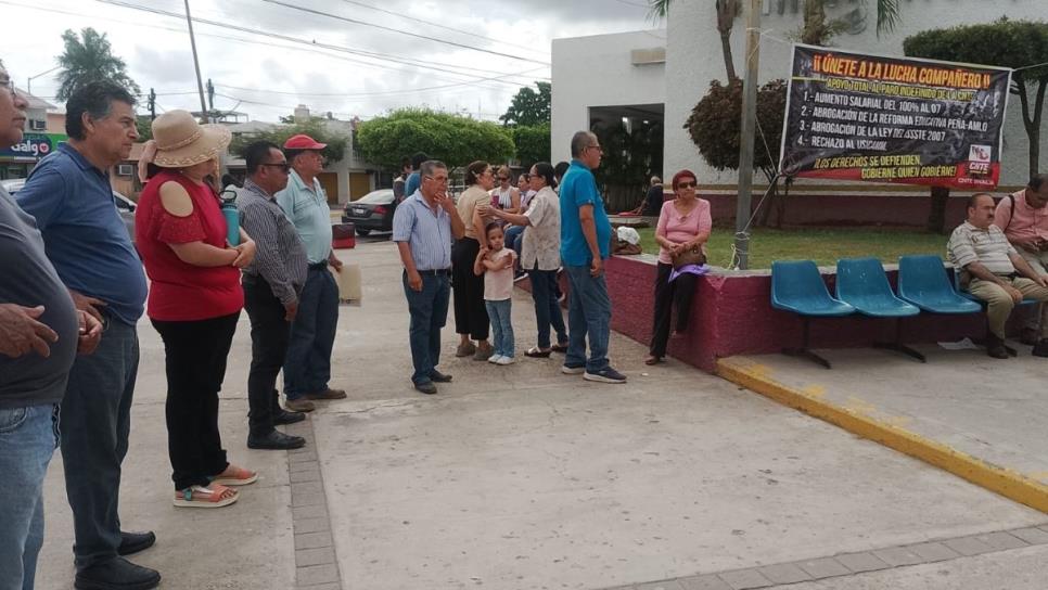 Maestros de la CNTE se manifiestan en el ISSSTE de Los Mochis