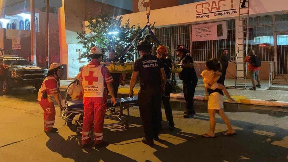 Adulto mayor sufre caída en el techo de su trabajo en el Parque Bonfil en Mazatlán