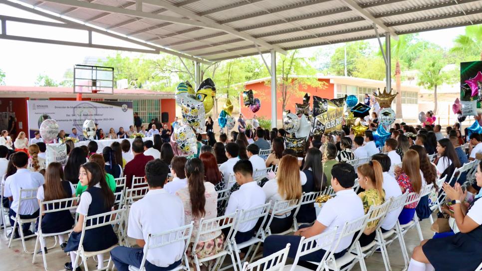 Alcalde de Badiraguato asiste a fin de curso de planteles educativos