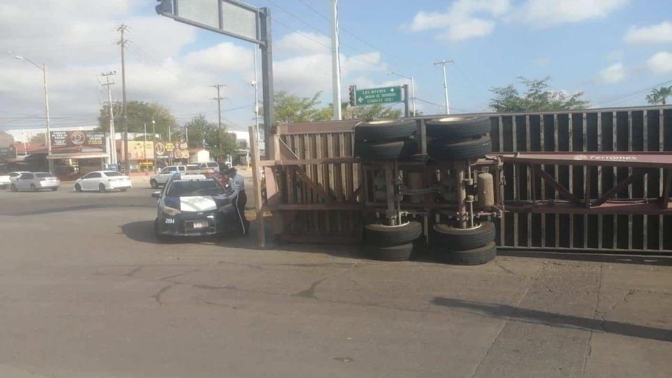 Caja de tráiler vuelca cerca de la central Milenium en Culiacán