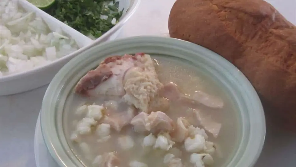 ¿El Menudo se come con bolillo o tostada? Esto dicen los mazatlecos