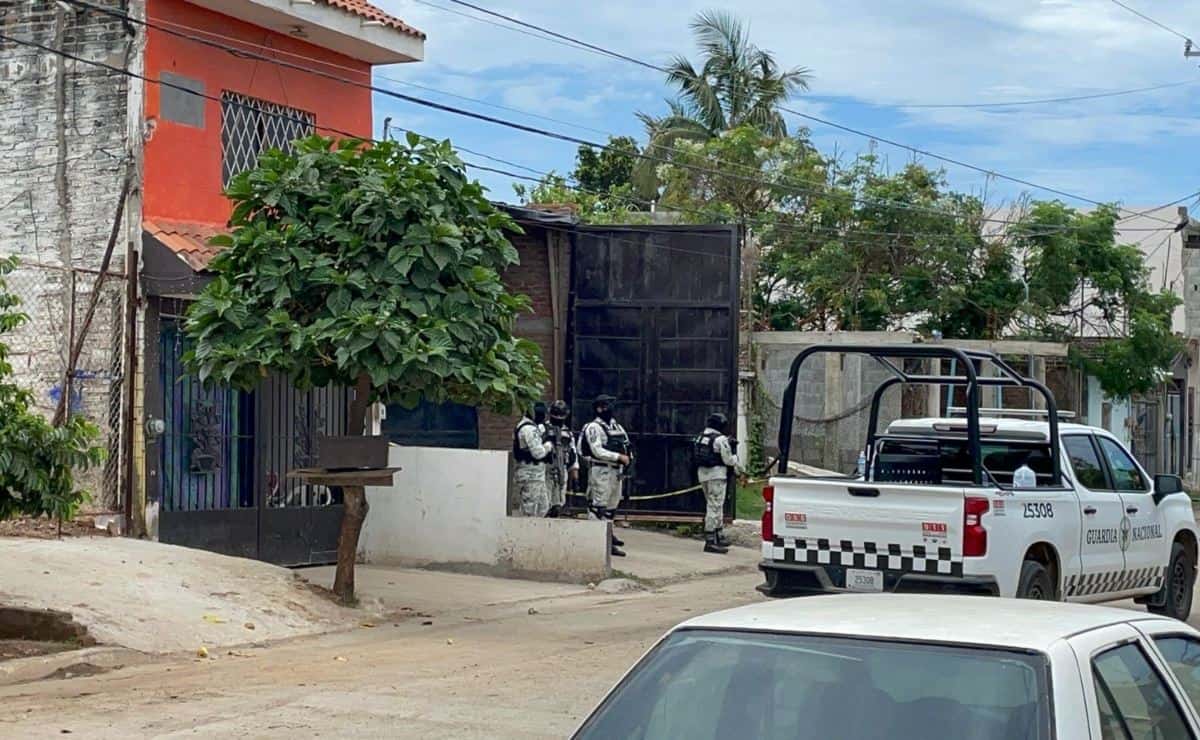 Ejército desmantela bodega de huachicol en la colonia Azteca de Mazatlán