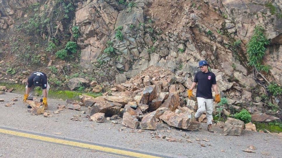 Se registran deslaves sobre la carretera Mazatlán-Durango