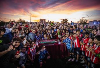 ¡Rueda el balón en Valle Alto! Juan de Dios Gámez entrega cancha de futbol en Culiacán