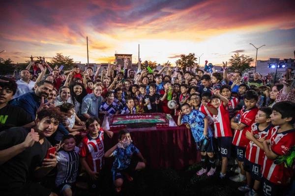 ¡Rueda el balón en Valle Alto! Juan de Dios Gámez entrega cancha de futbol en Culiacán