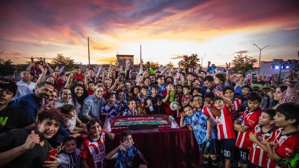 ¡Rueda el balón en Valle Alto! Juan de Dios Gámez entrega cancha de futbol en Culiacán