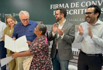 Rocha Moya entrega escrituras de vivienda a ciudadanos de Culiacán