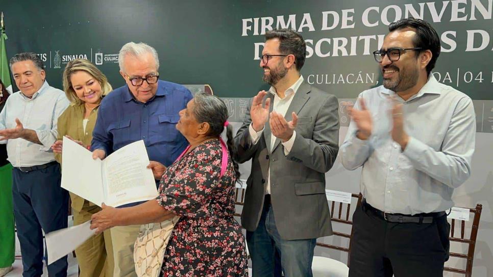 Rocha Moya entrega escrituras de vivienda a ciudadanos de Culiacán