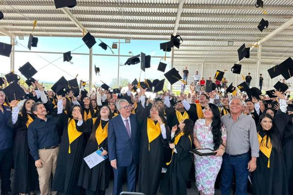 Gobernador Rocha Moya acompaña a jóvenes graduados de la Escuela Normal Experimental de El Fuerte