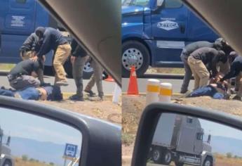 A golpes bajan a chofer de transporte en retén de la FGR en el Poblado 5, Ahome | VIDEO