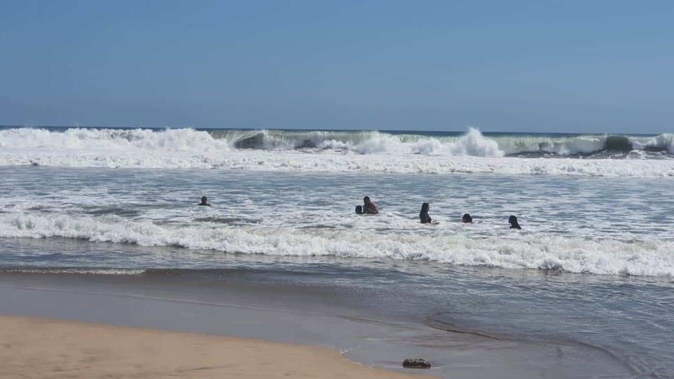 Salvan a diez turistas de morir ahogados este viernes en playas de Mazatlán